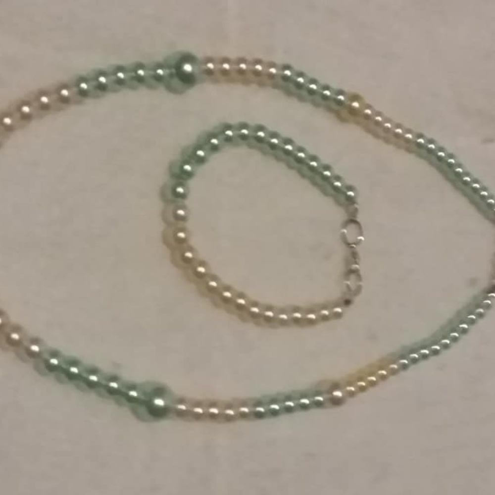 Glass pearl beads